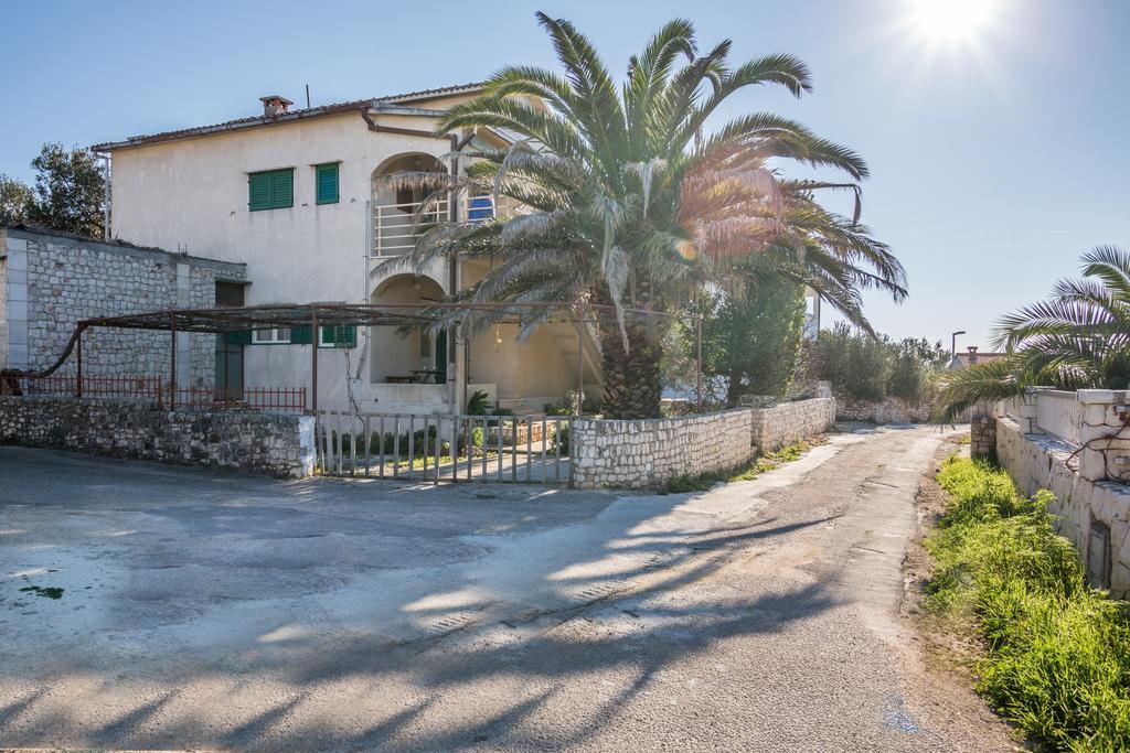 Apartment Srecko Vinisce Exterior photo