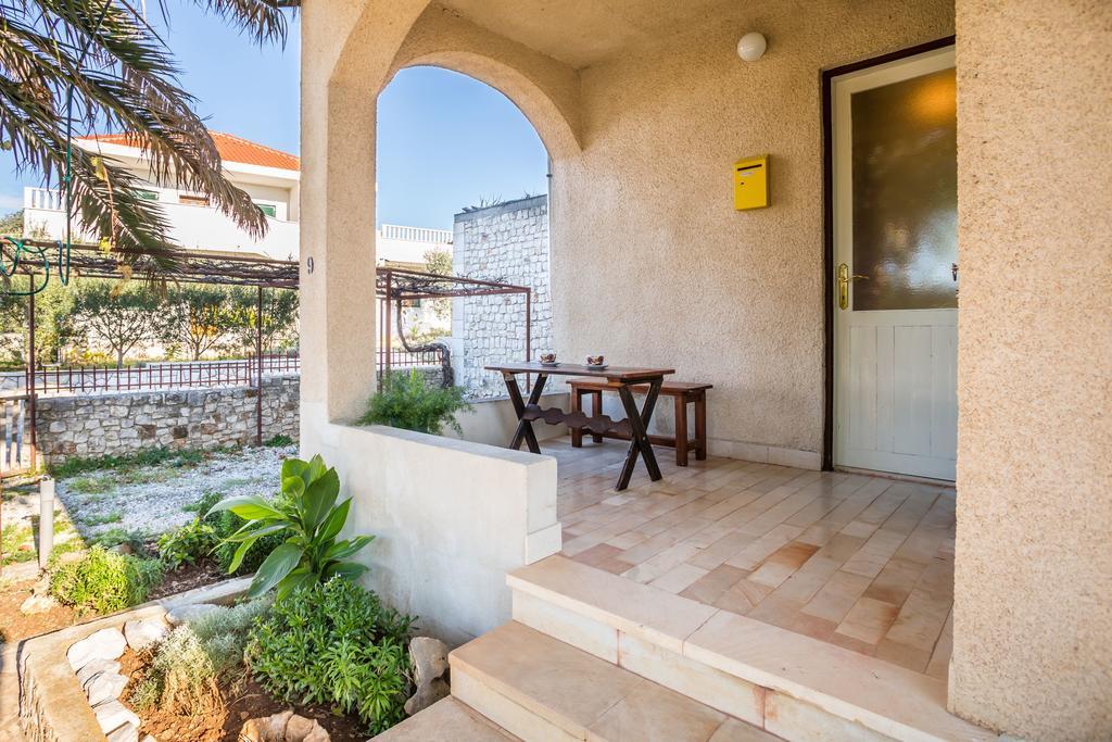Apartment Srecko Vinisce Exterior photo