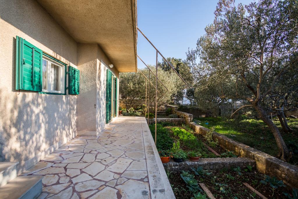 Apartment Srecko Vinisce Exterior photo
