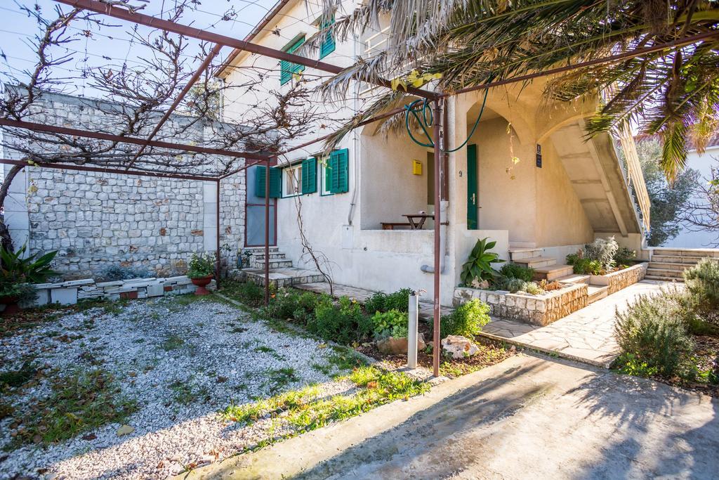 Apartment Srecko Vinisce Exterior photo