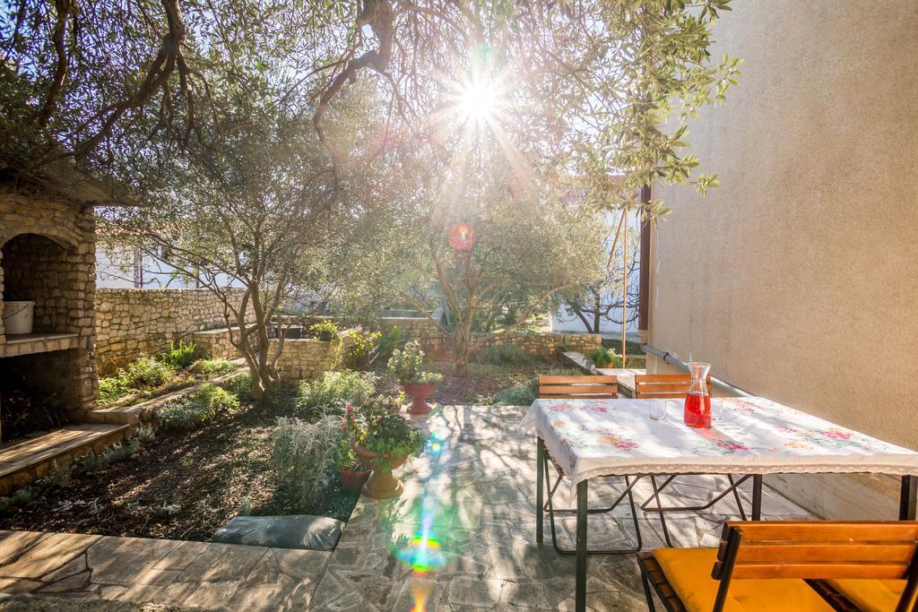 Apartment Srecko Vinisce Exterior photo