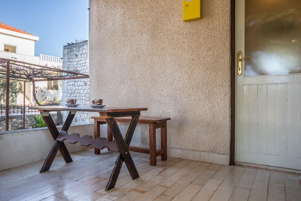 Apartment Srecko Vinisce Exterior photo