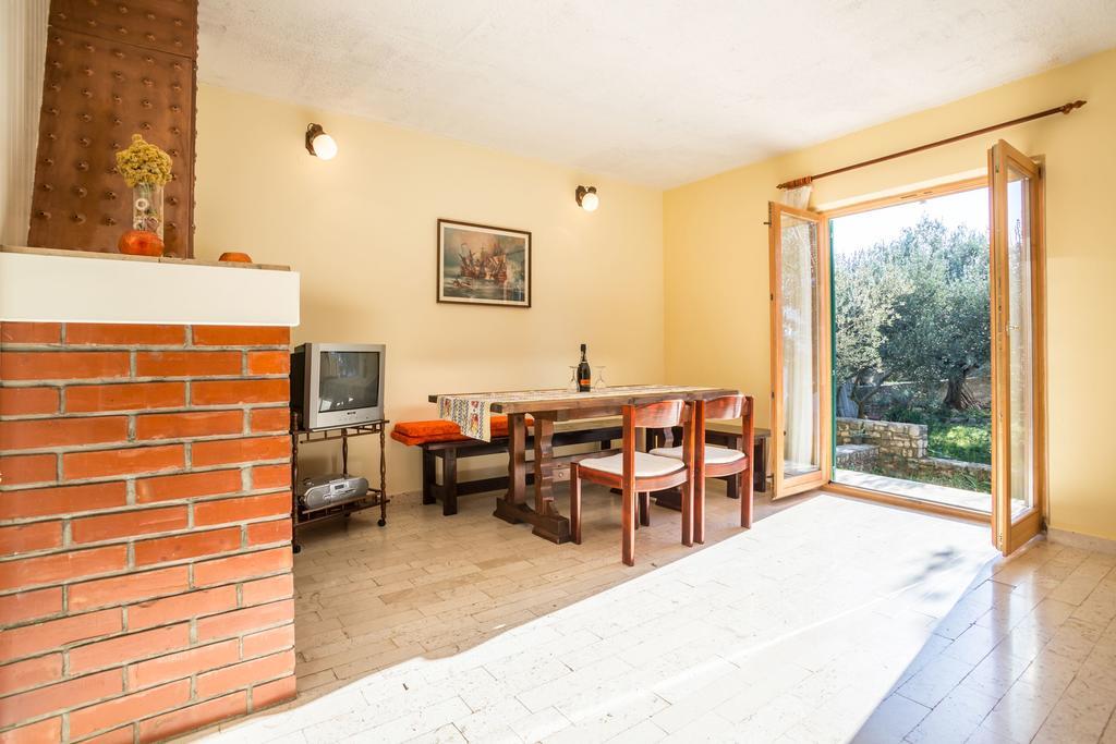 Apartment Srecko Vinisce Exterior photo