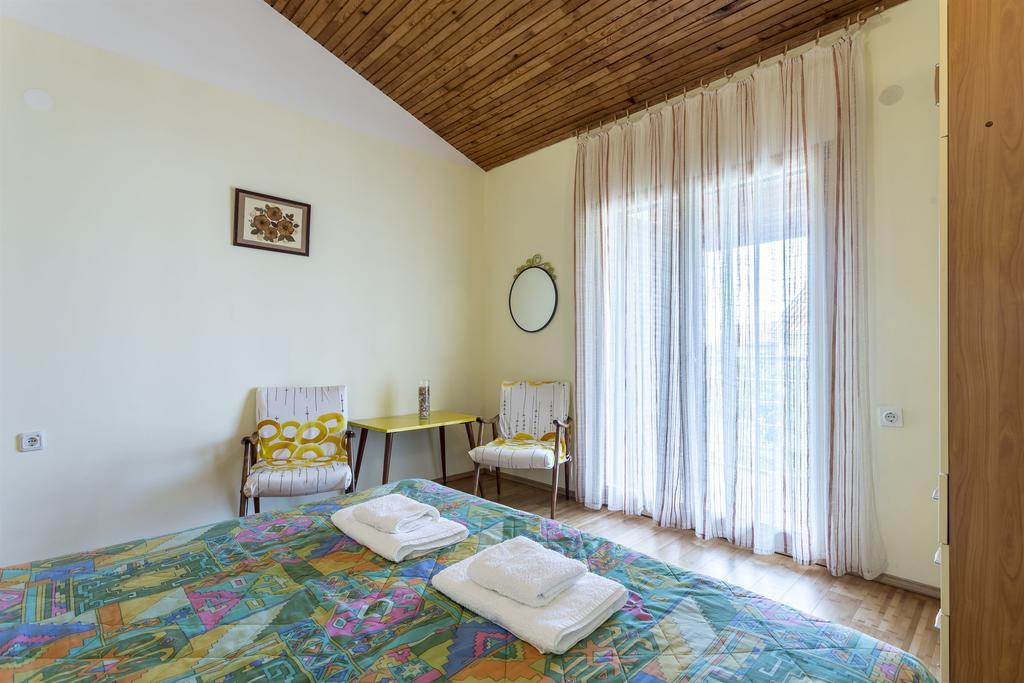 Apartment Srecko Vinisce Exterior photo