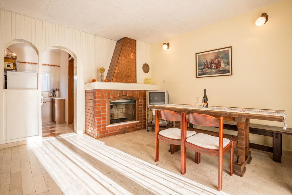 Apartment Srecko Vinisce Exterior photo