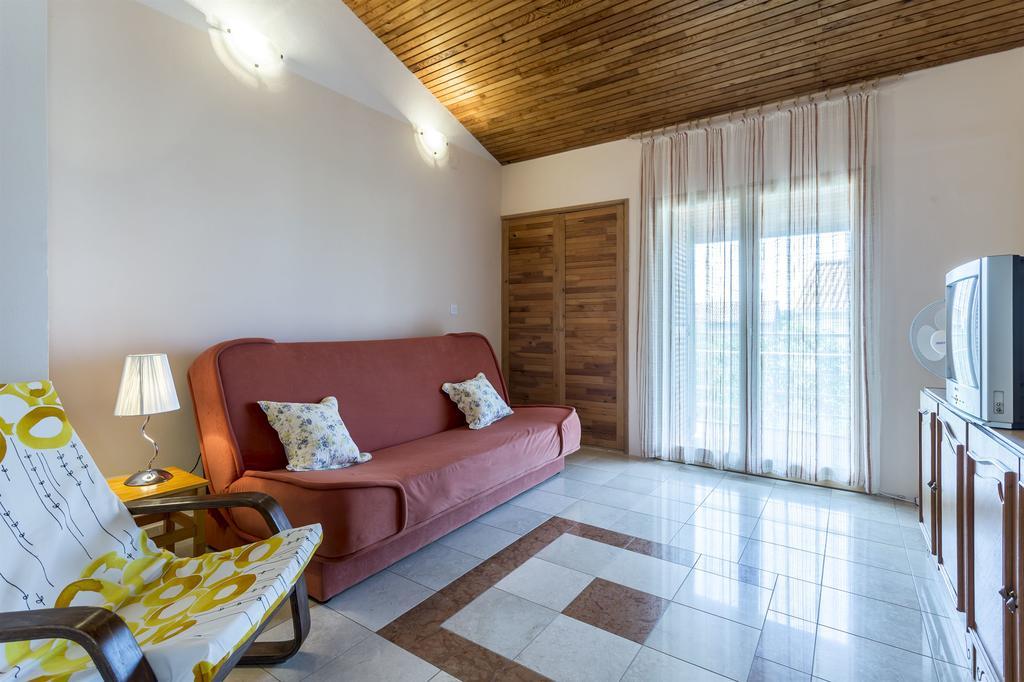 Apartment Srecko Vinisce Exterior photo
