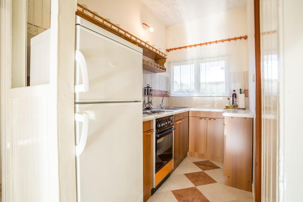 Apartment Srecko Vinisce Exterior photo