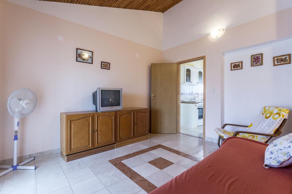 Apartment Srecko Vinisce Exterior photo