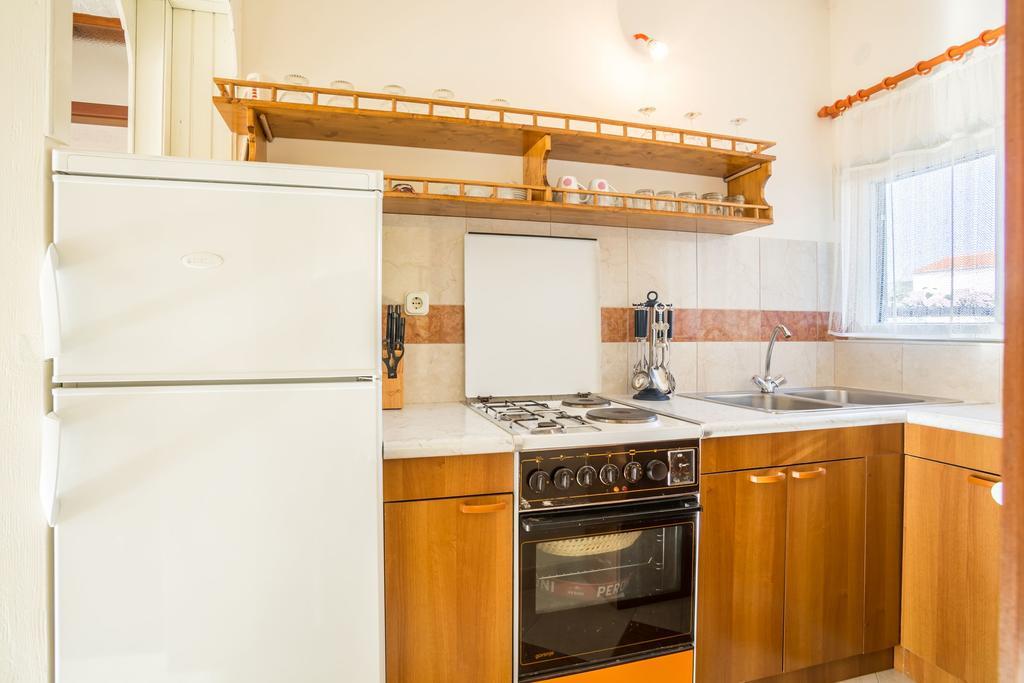 Apartment Srecko Vinisce Exterior photo