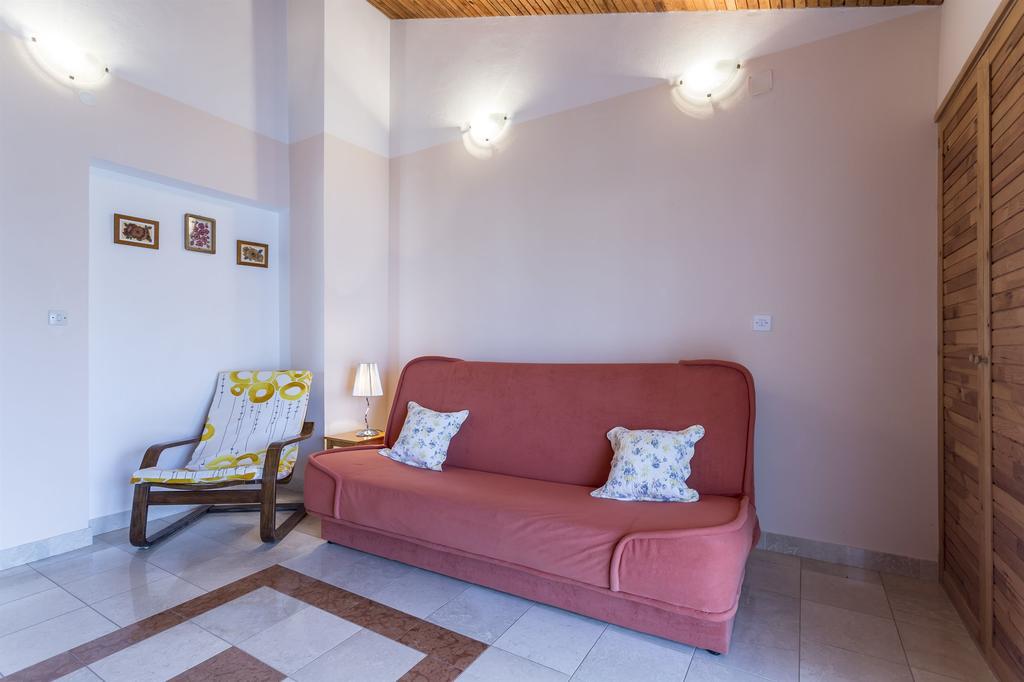 Apartment Srecko Vinisce Exterior photo