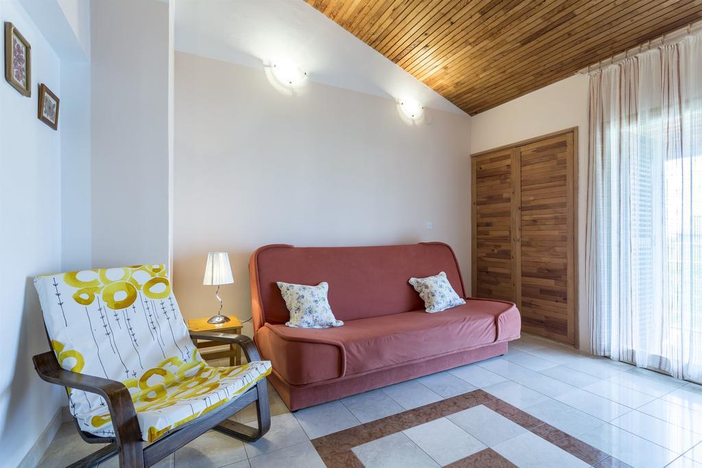 Apartment Srecko Vinisce Exterior photo