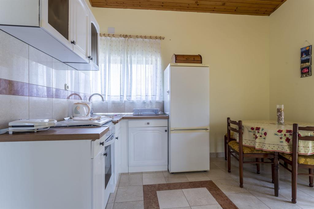Apartment Srecko Vinisce Exterior photo