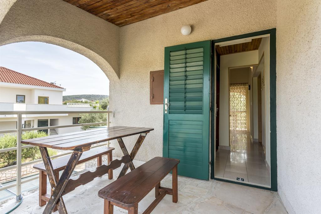 Apartment Srecko Vinisce Exterior photo