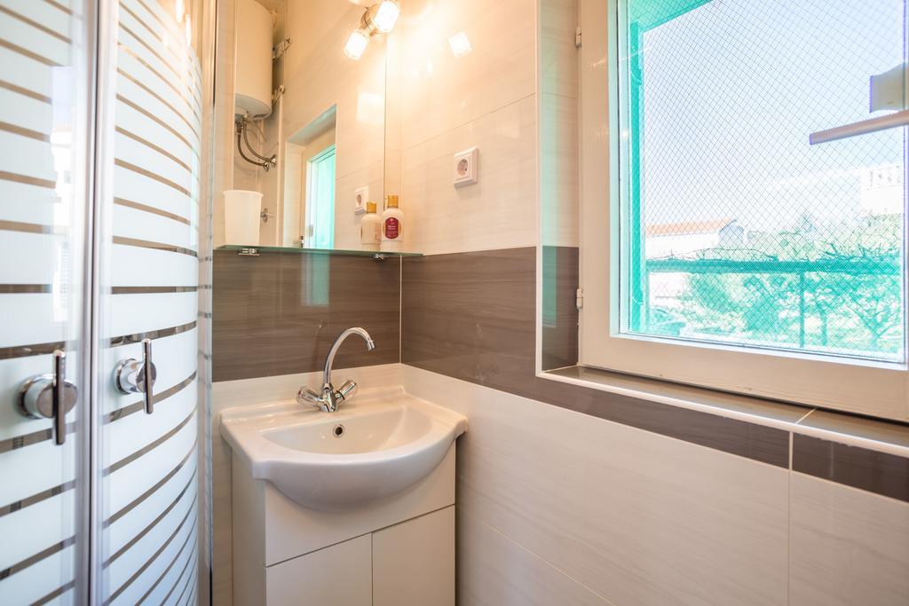 Apartment Srecko Vinisce Exterior photo